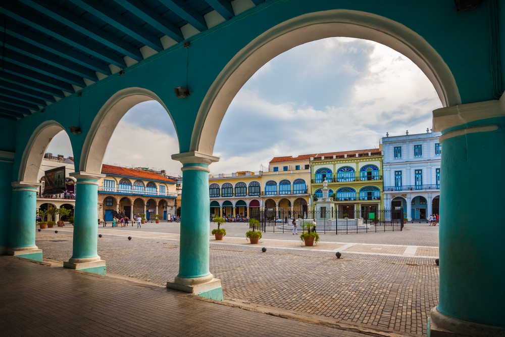 Stary Plac lub Plaza Vieja z ganku Fototeca de Cuba, Stara Hawana, Kuba.