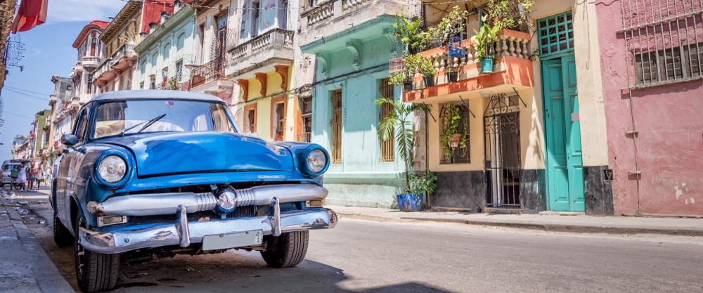 Vintage klasyczny amerykański samochód w Hawanie, Kuba