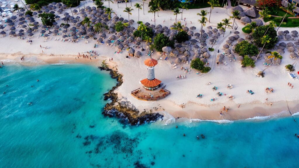 Dominikana Bayahibe Beach Lighthouse zdjęcie lotnicze przez drona. Kryształowo czyste morze z piękną plażą. - Image