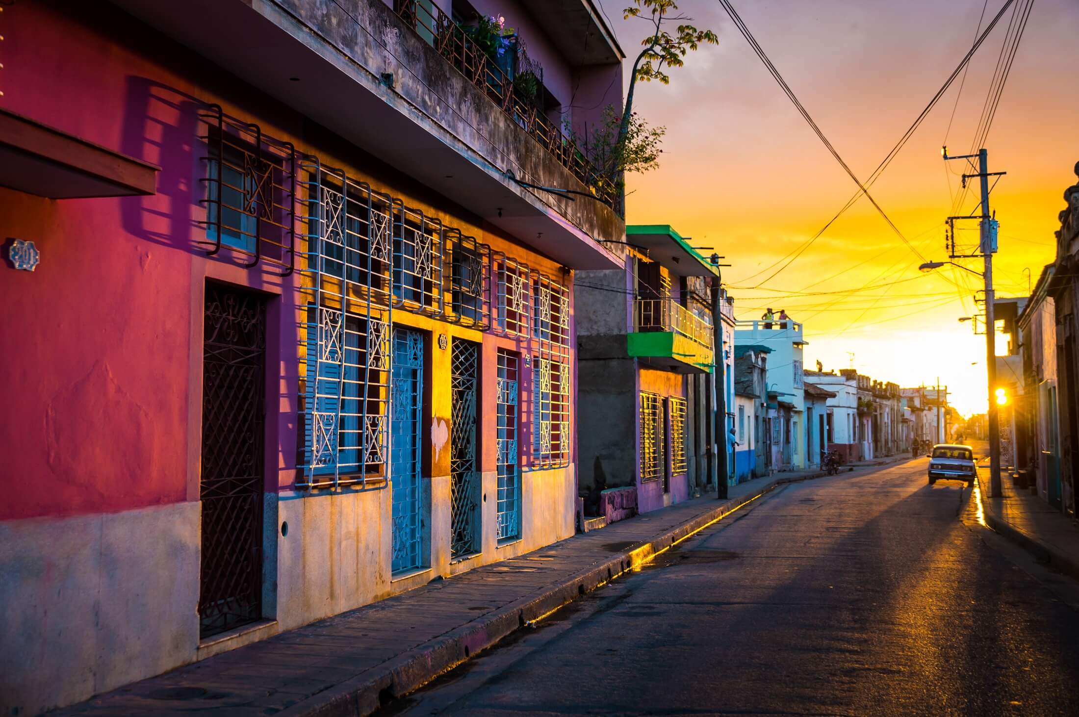Camaguey, KUBA - Ciepłe światło zachodu słońca świeci na pustych ulicach centrum miasta światowego dziedzictwa w kubańskim mieście Camaguey, unikalnym mieście Ameryki Łacińskiej na Karaibach - styczeń 2016