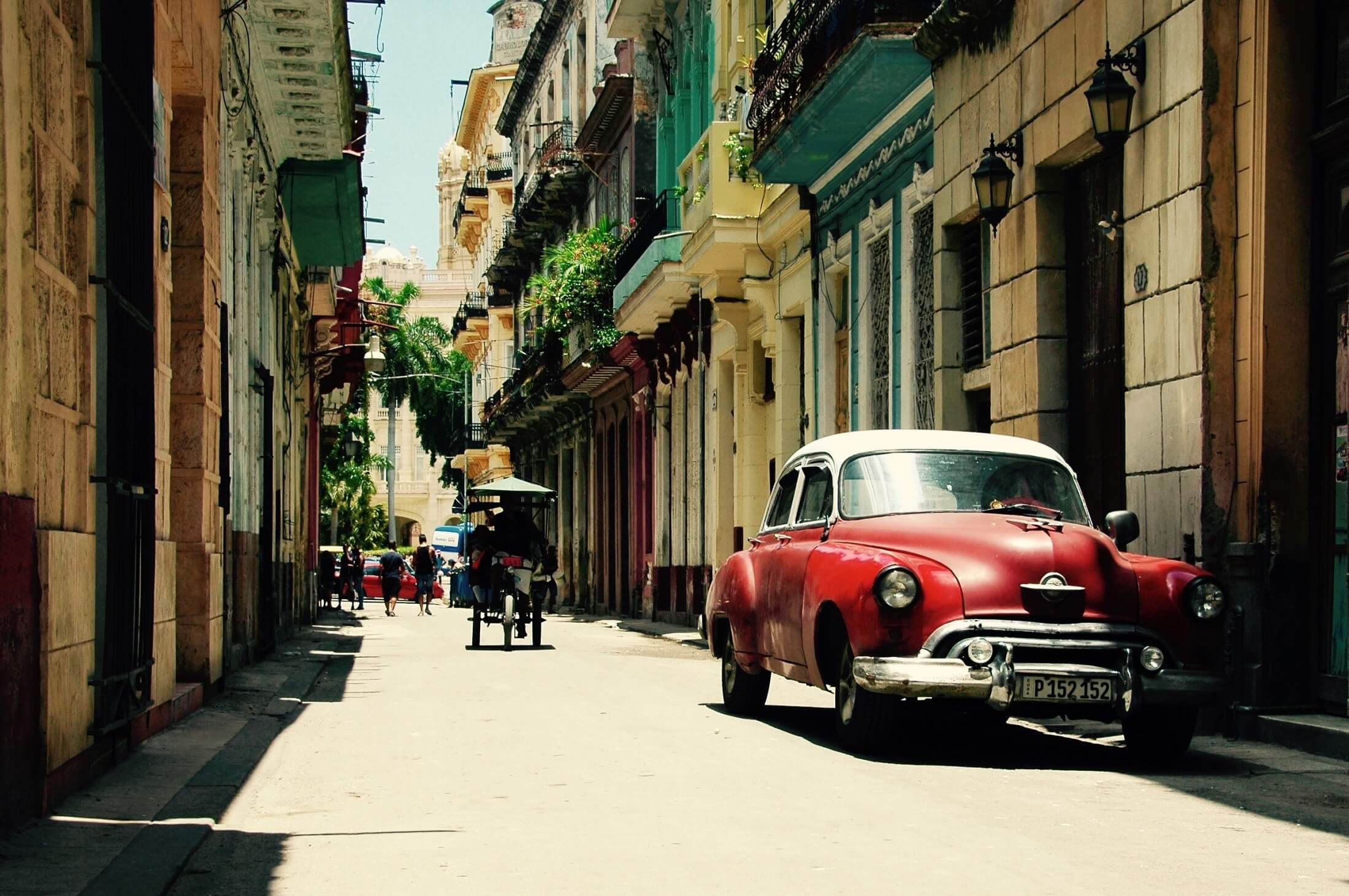 Czerwony stary samochód na ulicach Hawany Kuby