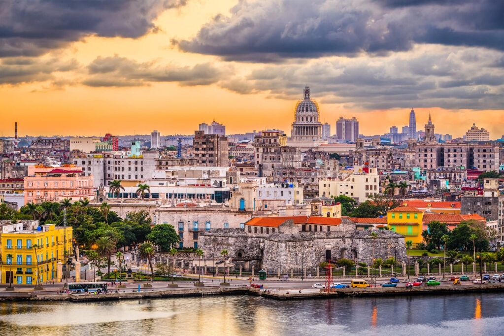 Hawana, panoramę Kuby o zmierzchu.