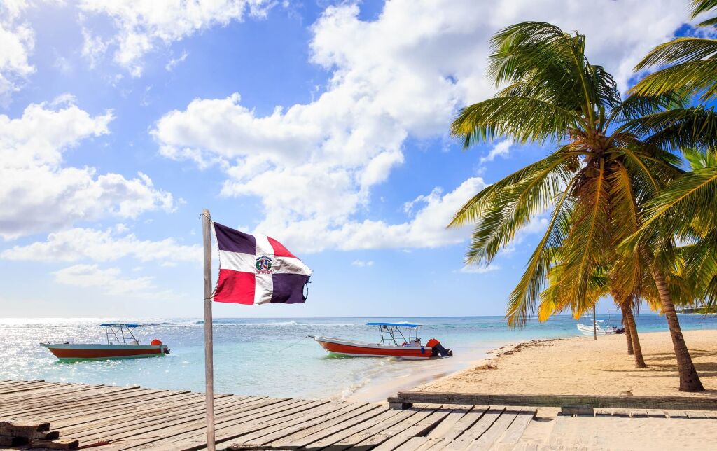 Plaża Karaibska i flaga Dominikany na wyspie Saona