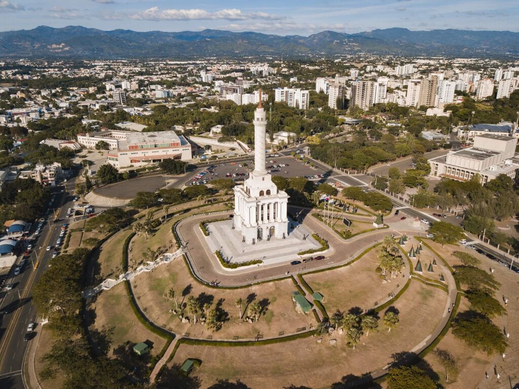 The Monument to the Heroes of the Restoration surrounded by buildings in the Dominican Republic