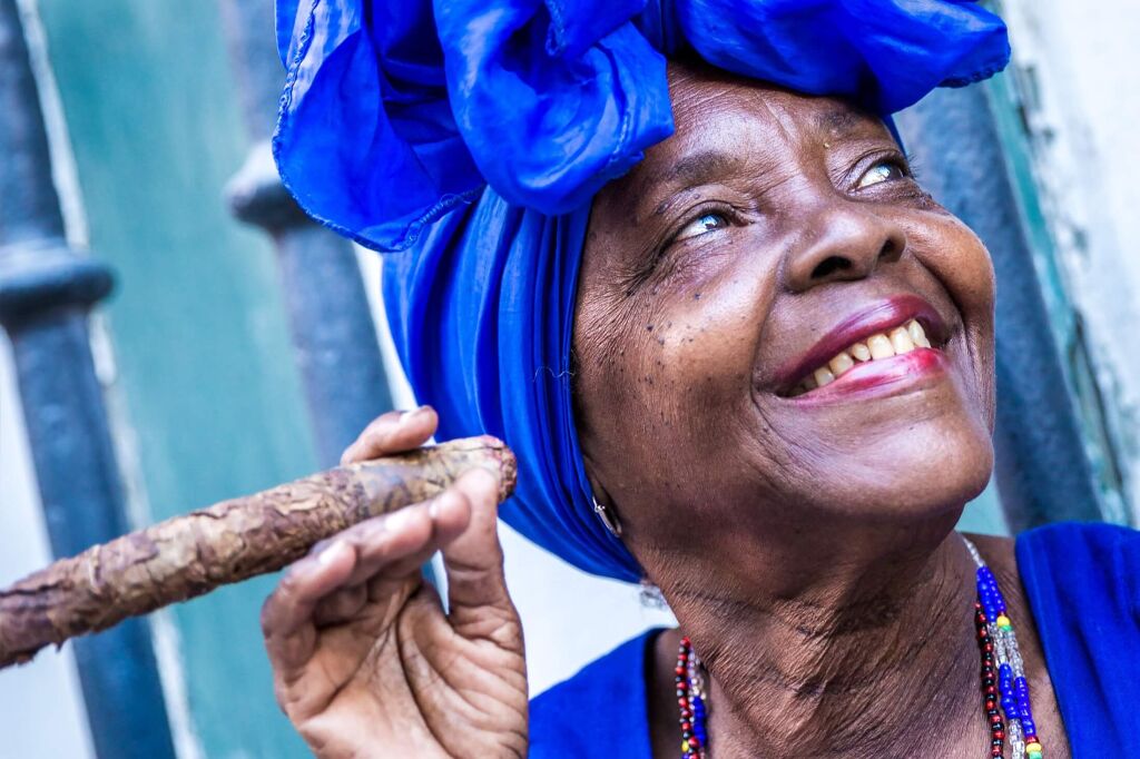 Portret afrykańskiej kubańskiej kobiety palenia cygara w Hawanie, Kuba