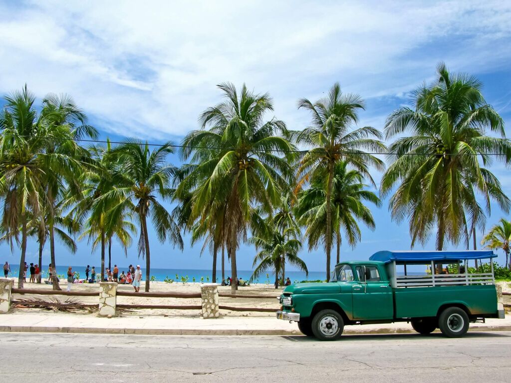 Ciężarówka przekształcony pod autobus zaparkowany na plaży. Słoneczne popołudnie na Kubie.