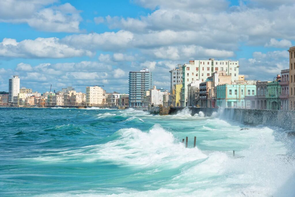 Havana Skyline z dużymi falami morskimi rozbijającymi się na Malecon