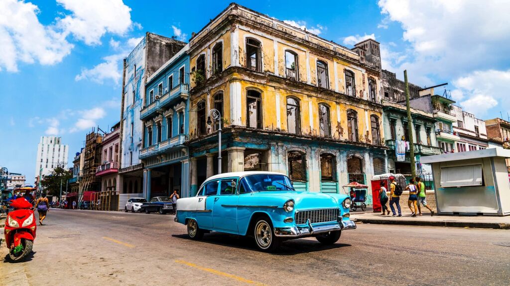 Hawana na Kubie. Vintage klasyczny amerykański samochód na ulicach słynnej tętniącej życiem stolicy znanej również jako Habana. Spontaniczny moment radosnych turystów cieszących się pięknymi wakacjami.
