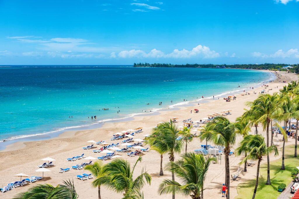Portoryko plaża wakacje wakacje krajobraz tle. Isla Verde ośrodek w San Juan, słynny turystyczny statek wycieczkowy na Karaibach.