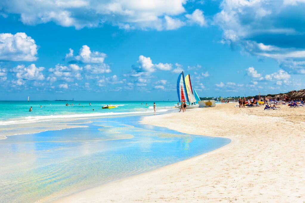 Słynna plaża Varadero na Kubie ze spokojnym turkusowym oceanem