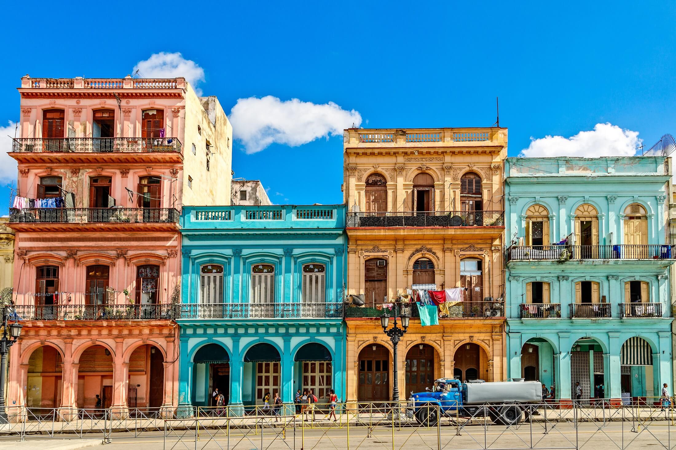 Stare życia kolorowe domy po drugiej stronie ulicy w centrum Hawany, Kuba