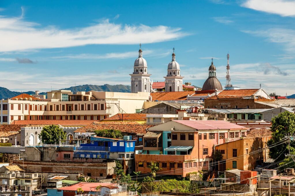 Widok do centrum miasta z starych domów i Bazyliki Matki Bożej Wniebowzięcia NMP, Santiago de Cuba, Kuba