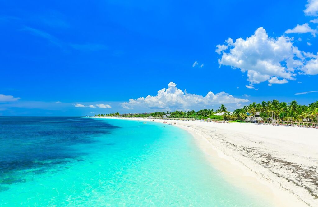 Wspaniały wspaniały, niesamowity widok na tropikalny biały piasek plaży i spokojny turkusowy ocean na wyspie Cayo Coco, Kuba w słoneczny piękny letni dzień
