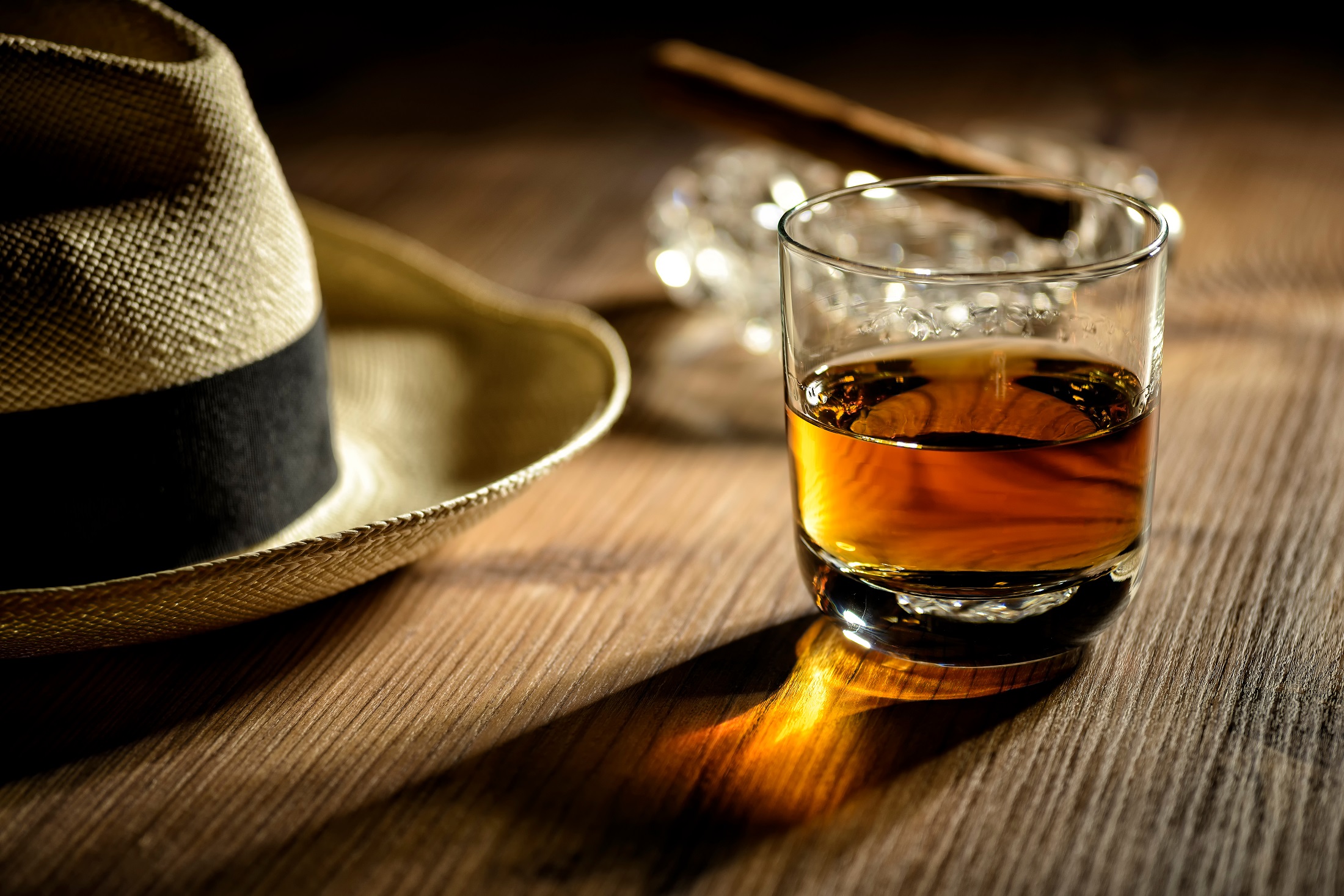 glas rumu, cygara i kapelusz panamski w barze na Kubie