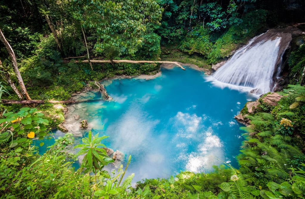 Niebieska dziura wodospad z góry na Jamajce