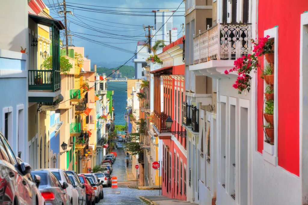 Piękna typowa tradycyjna tętniąca życiem ulica w San Juan, Portoryko