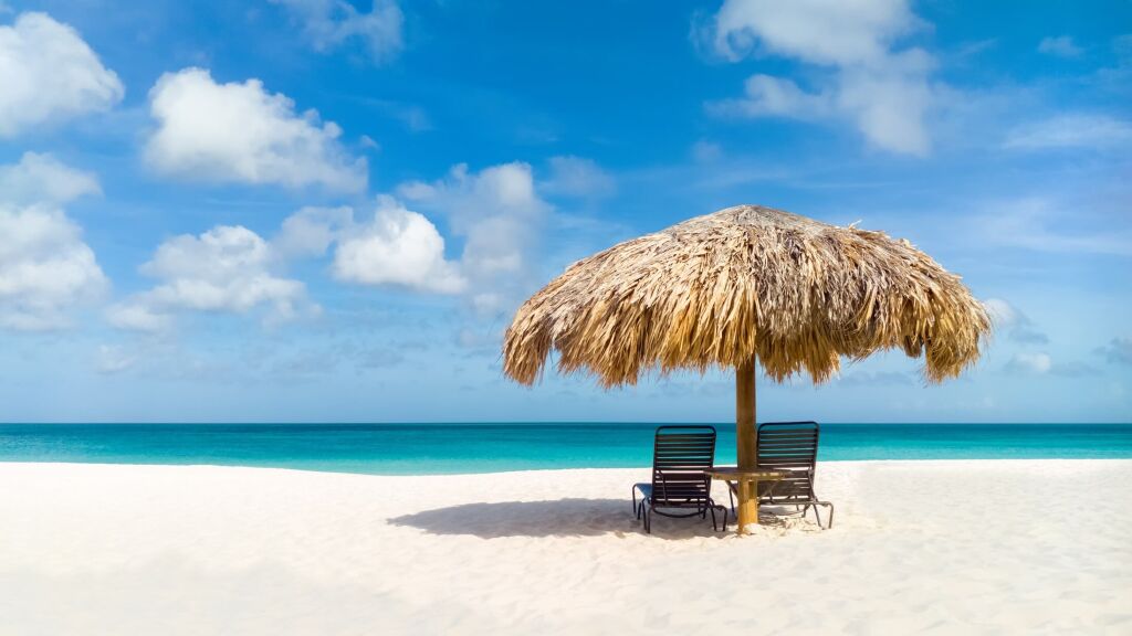 Słomiany parasol na Eagle Beach, Aruba w piękny letni dzień