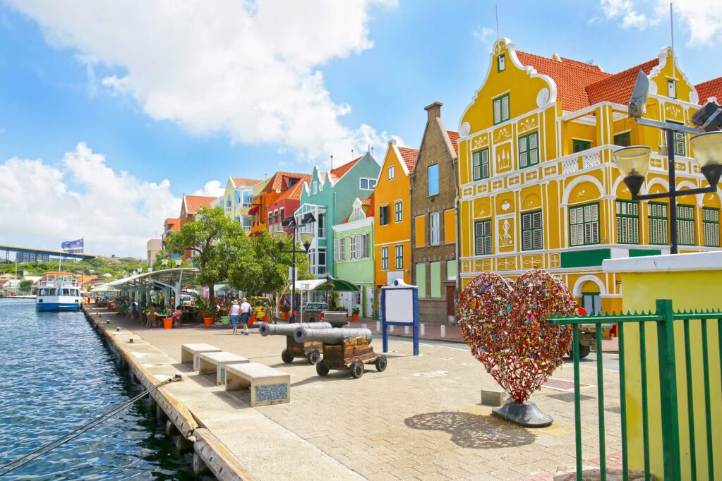 Willemstad, Curacao. Antyle Holenderskie. Kolorowe budynki przyciągające turystów z całego świata. Błękitne niebo słoneczny dzień.