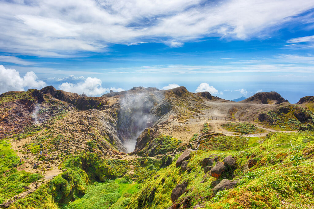 Para rośnie z krateru wulkanu La Soufriere najwyższa góra w Gwadelupie, francuski departament na Karaibach