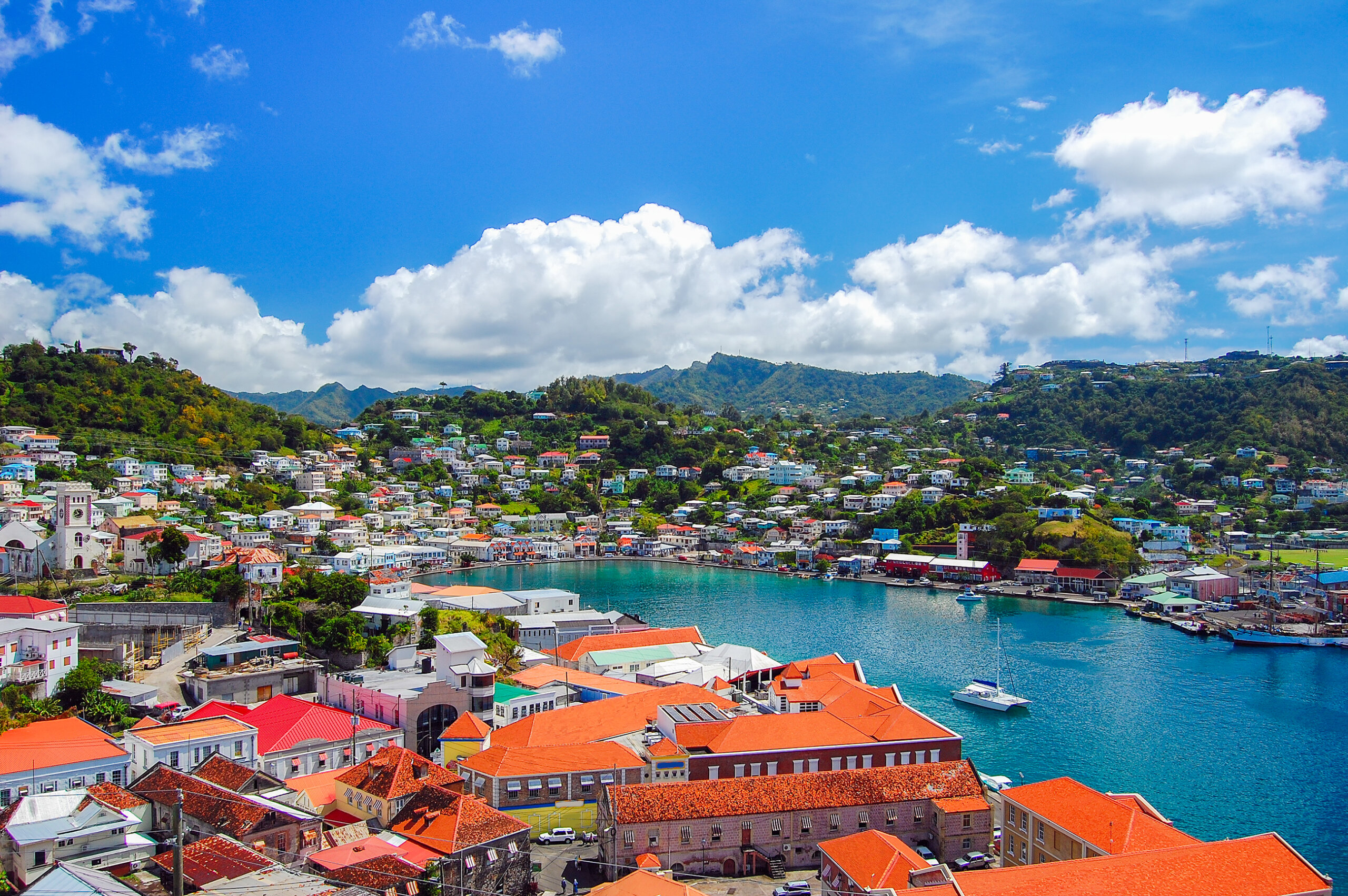 Widok na miasto Saint George, stolica wyspy Grenada, Karaiby regionu Małych Antyli