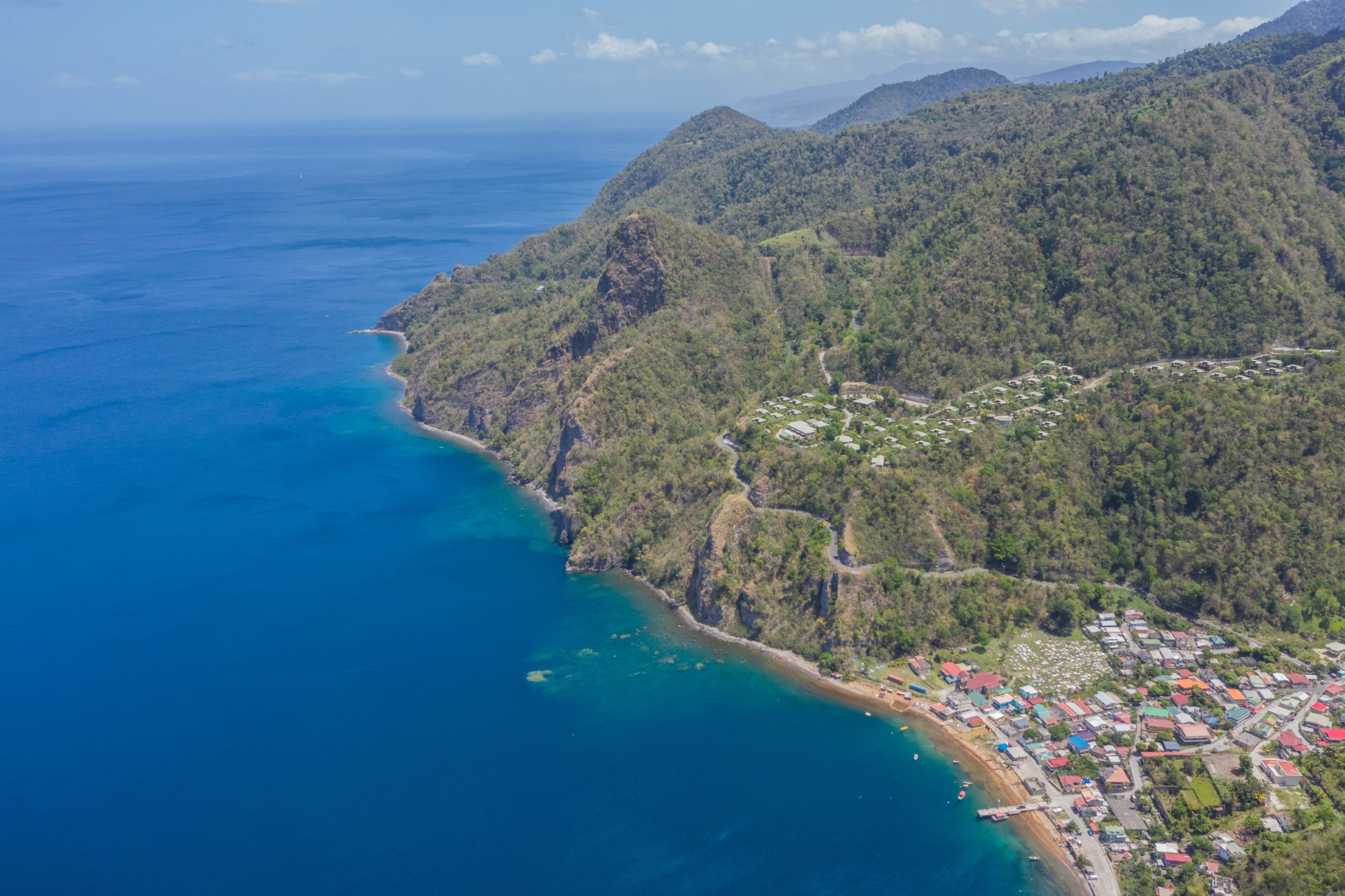 Zdjęcie lotnicze zatoki Soufriere obok rafy Champagne na południowej Dominice
