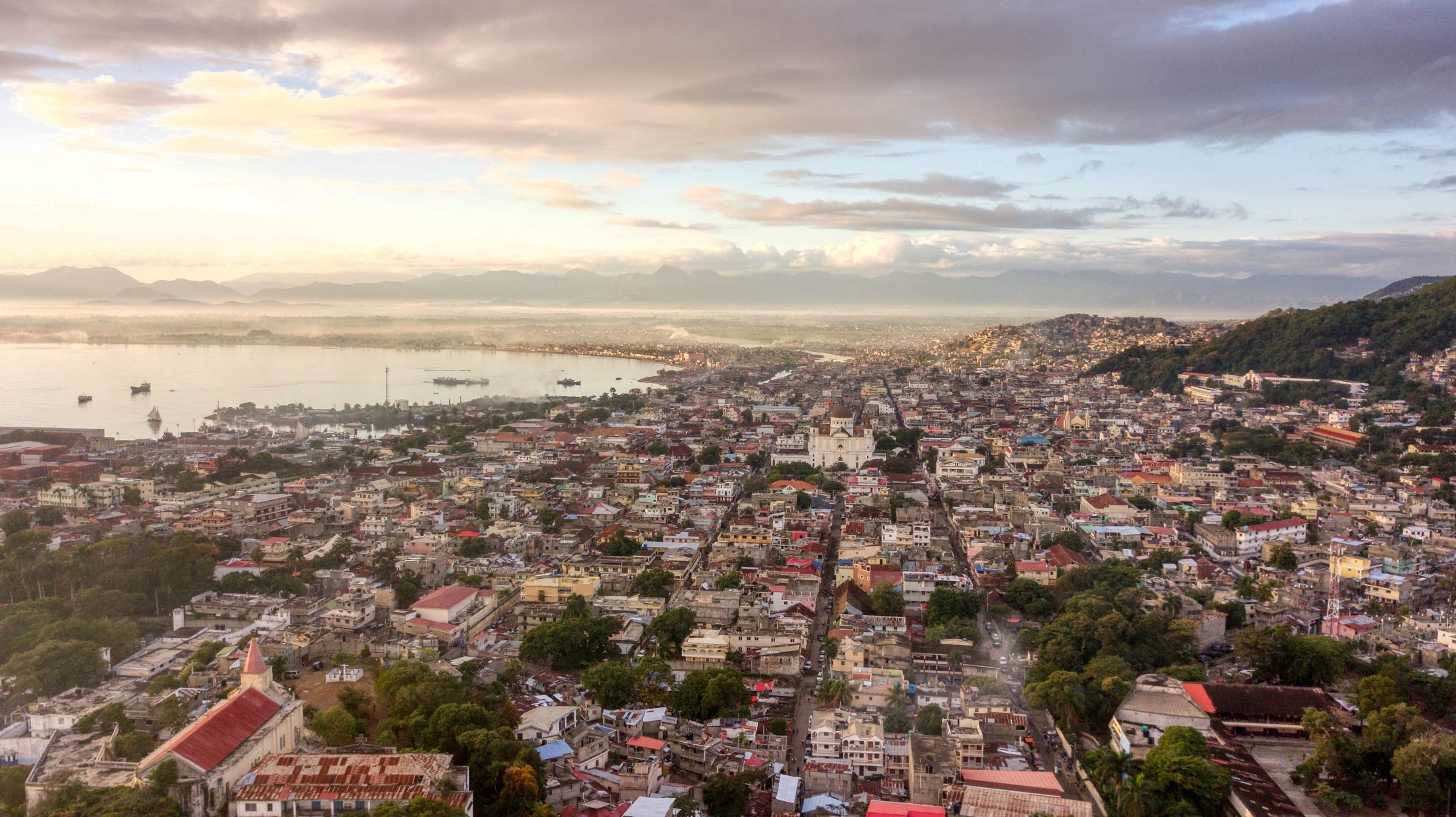 Widok z lotu ptaka na Cap-Haitien, pejzaż miejski Haiti o wschodzie słońca