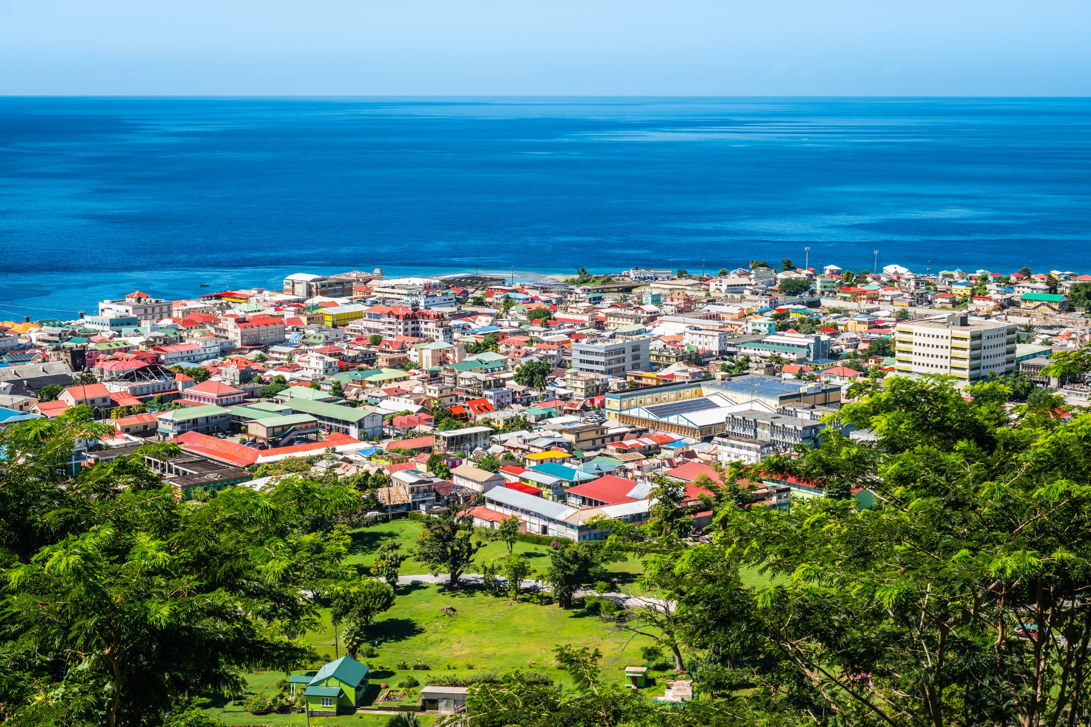 Widok z lotu ptaka na miasto Roseau na Dominice.