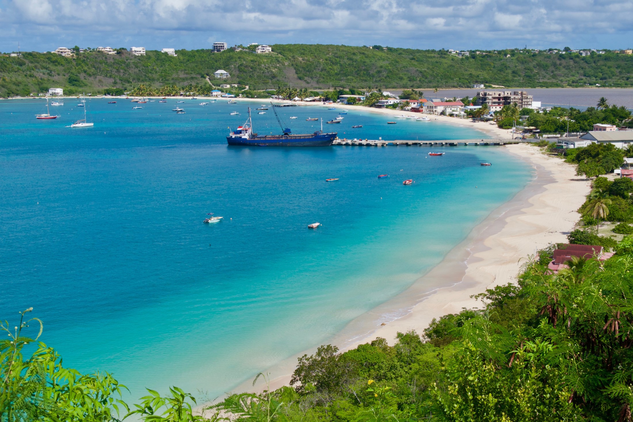 Piękna plaża z białym piaskiem i port w Anguilla na Karaibach