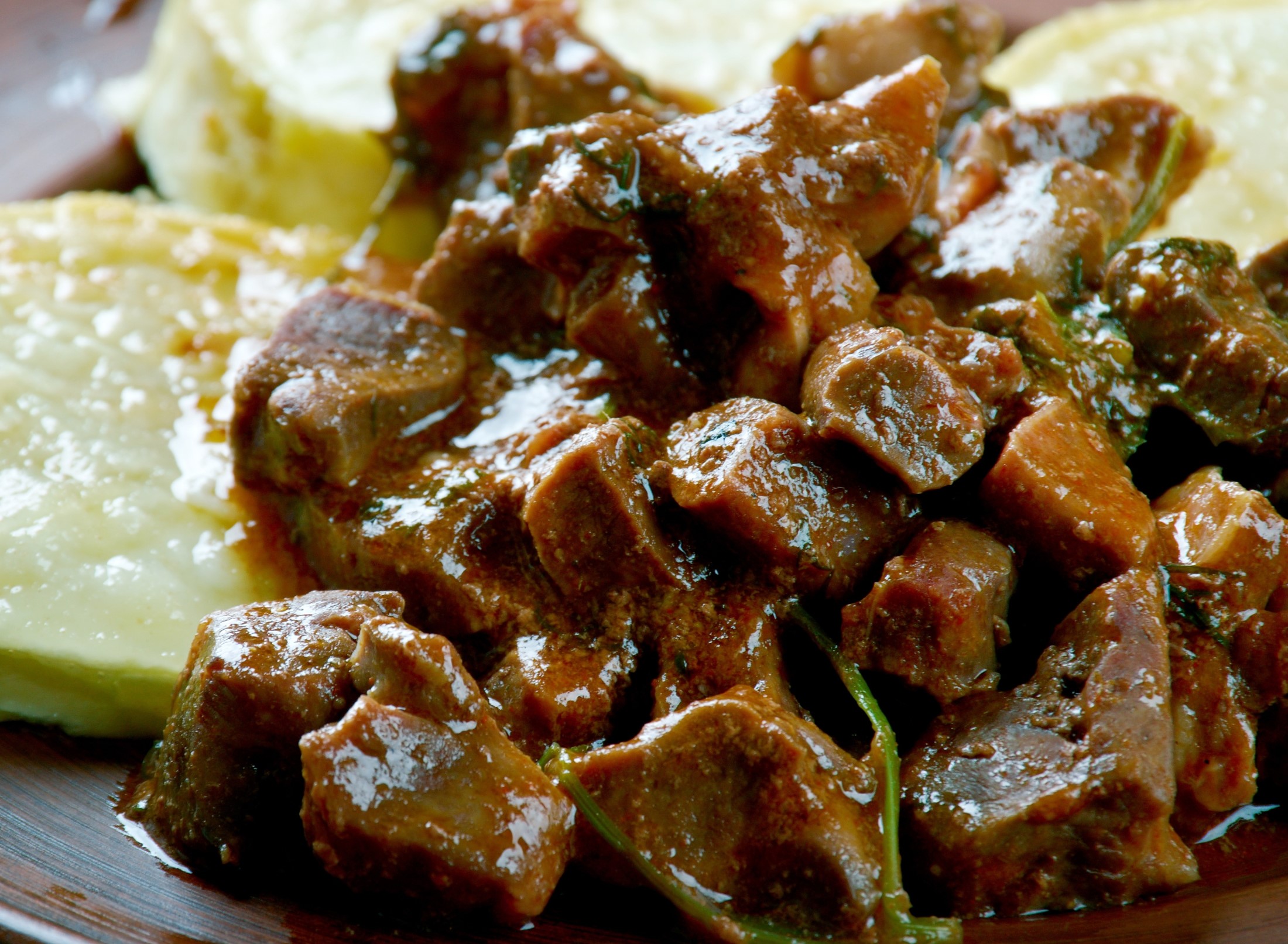 Griot – Haitańska Smażona Wieprzowina, popularne danie mięsne