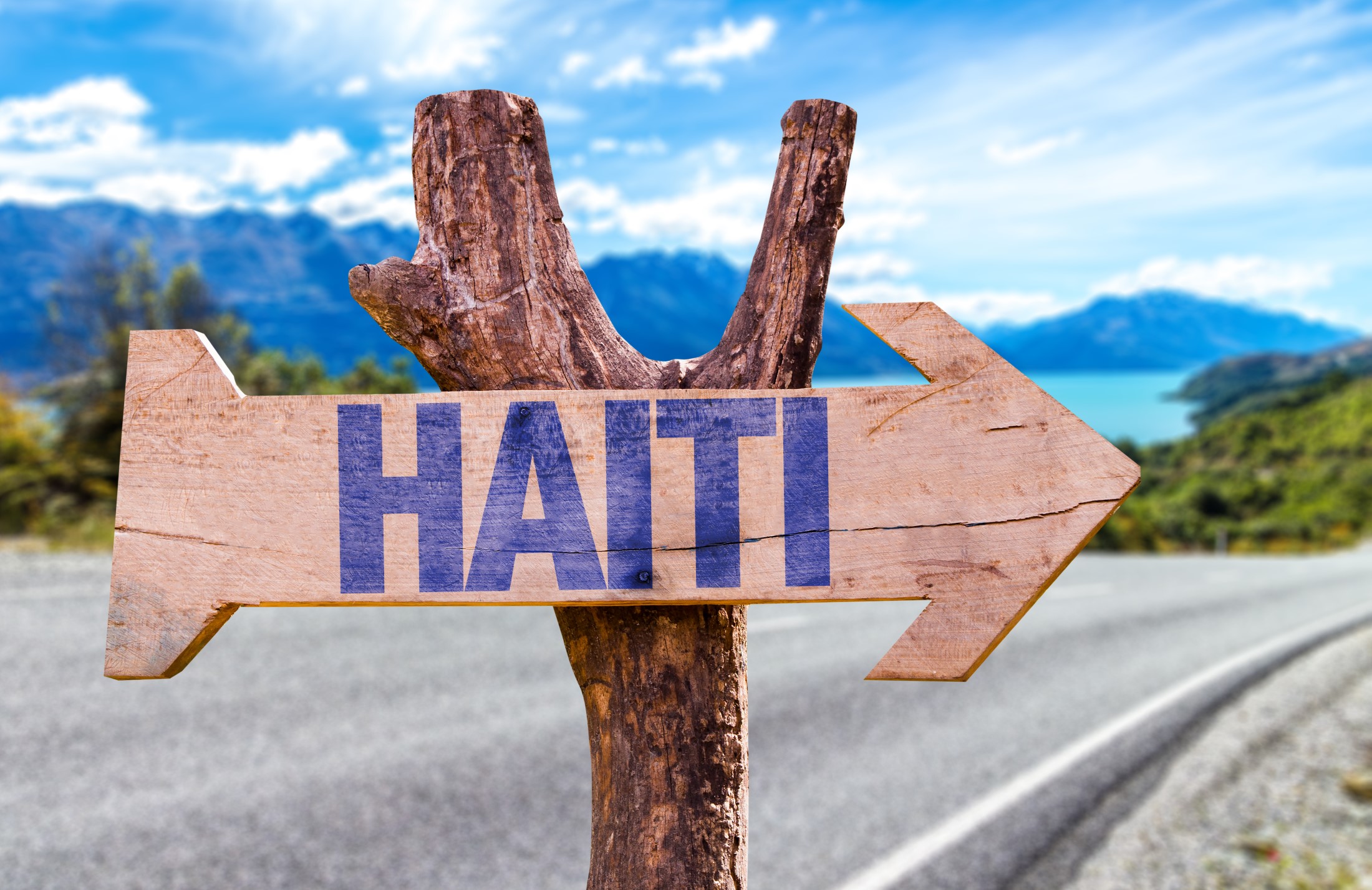 Haiti drewniany znak z tłem drogi