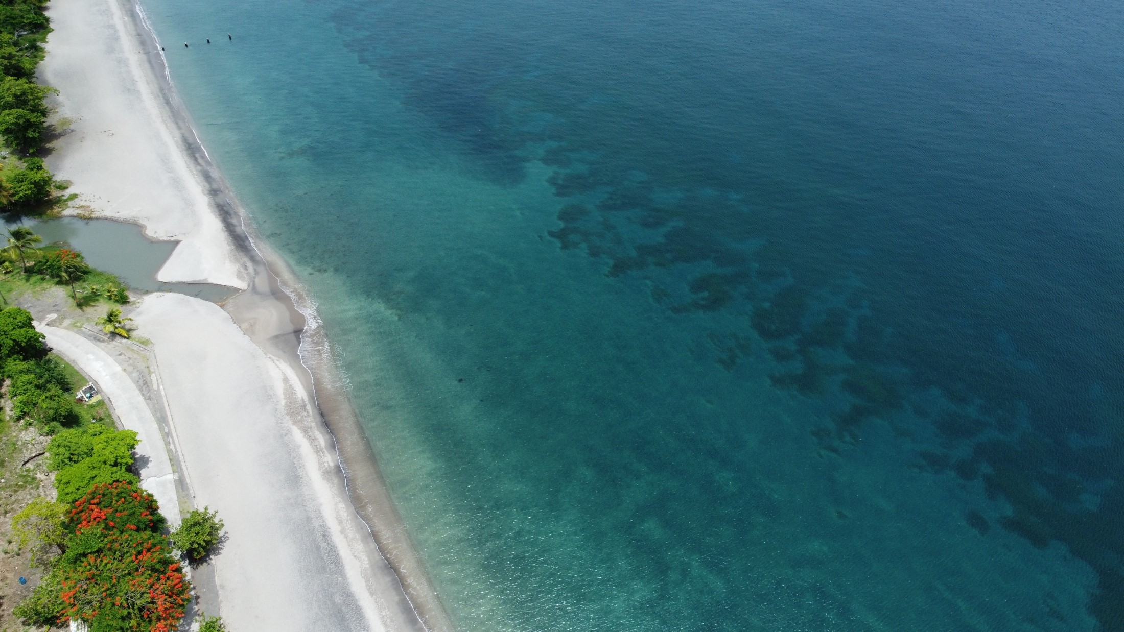 Przybrzeżna sceneria powietrzna plaży Mero