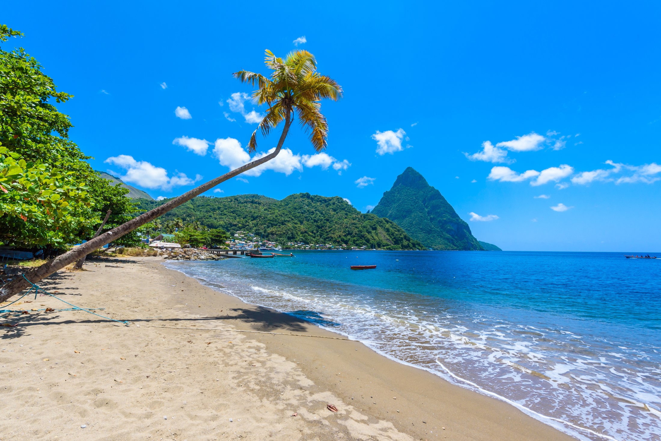 Paradise plaża w Soufriere Bay z widokiem na Piton w małej miejscowości Soufriere w Saint Lucia, Tropical Caribbean Island.