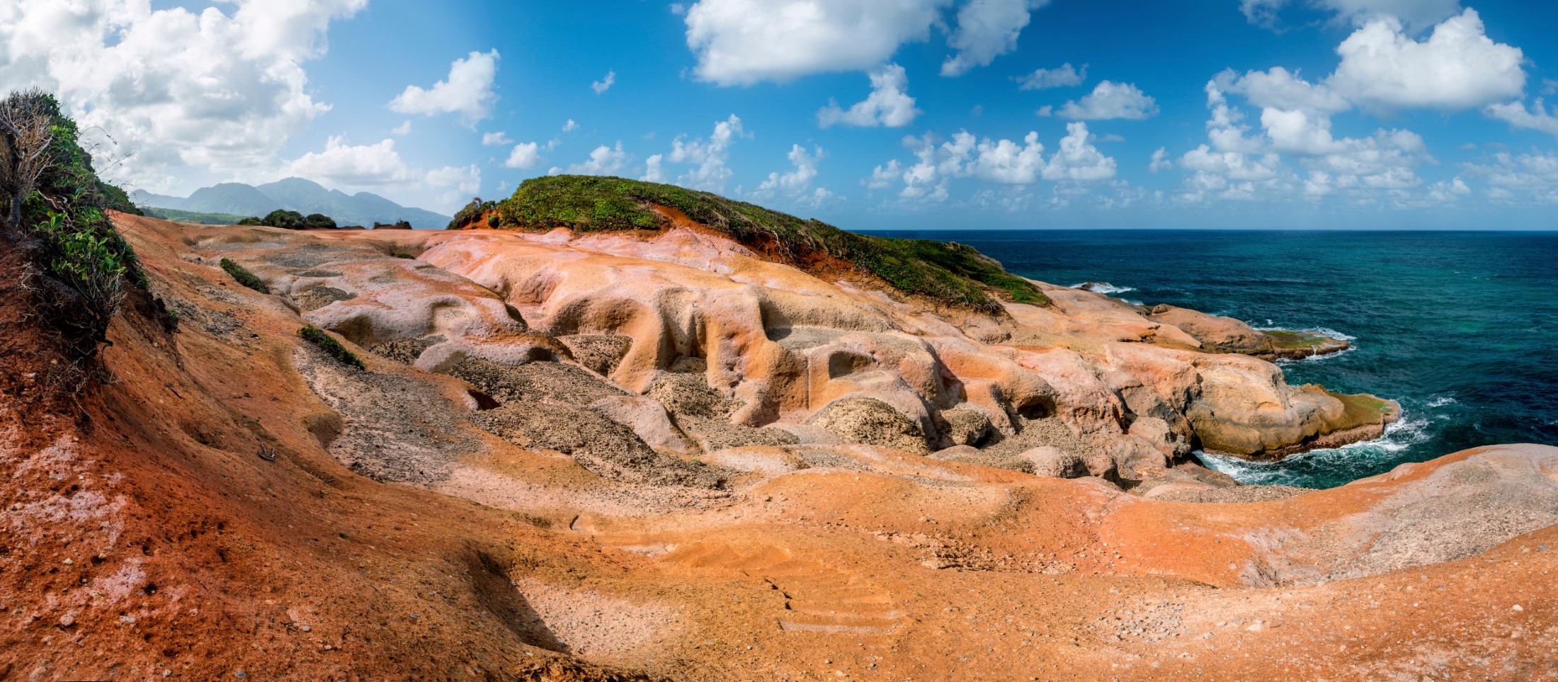 Red Rock, niezwykła formacja skalna na atlantyckim wybrzeżu Dominiki