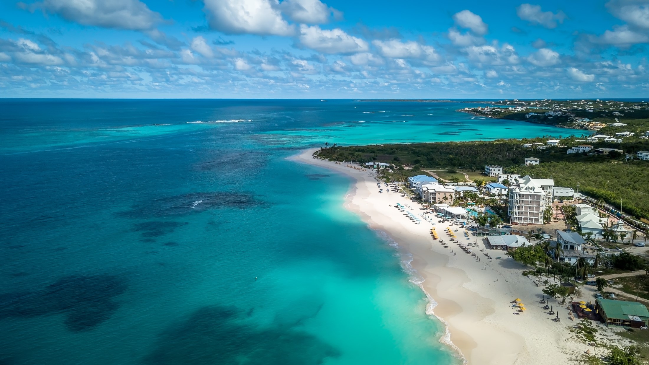Tropikalne wakacje, Anguilla Karaiby. Turkusowy ocean i piękny krajobraz z białym piaskiem. Widok hoteli i restauracji z perspektywy drona