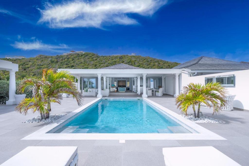 La Perla Bianca - 1 BR Beachfront Luxury Villa offering utmost privacy, fot. booking.com