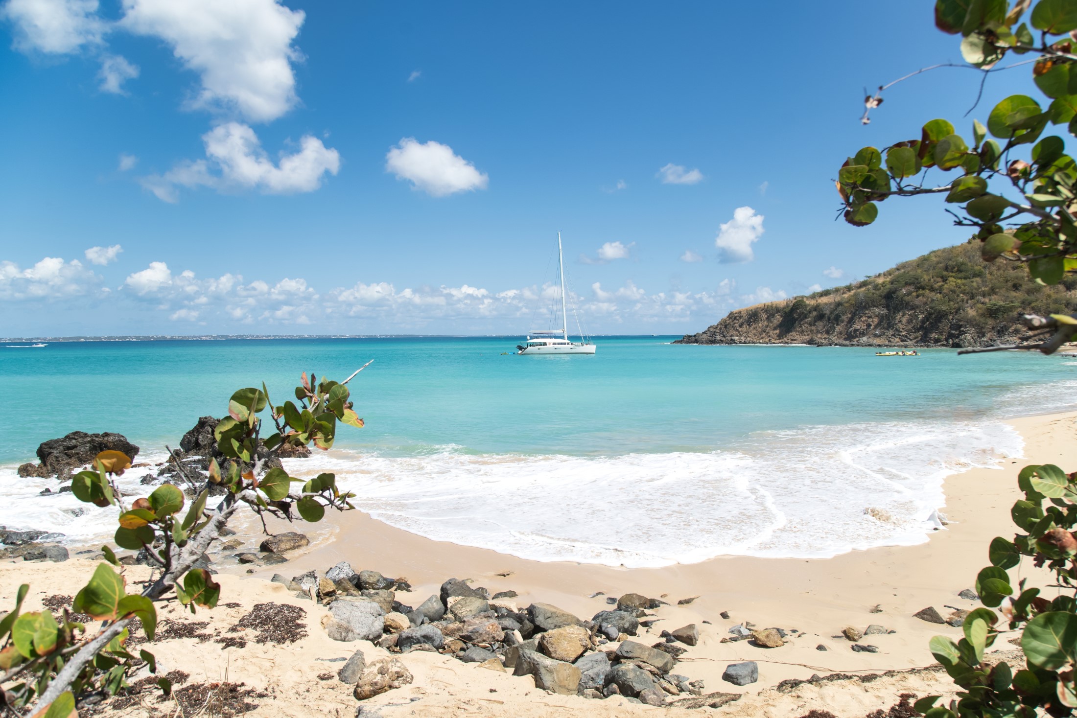 Plaża Anse Marcel i łodzie po francuskiej stronie St Martin Sint Maarten na Karaibach