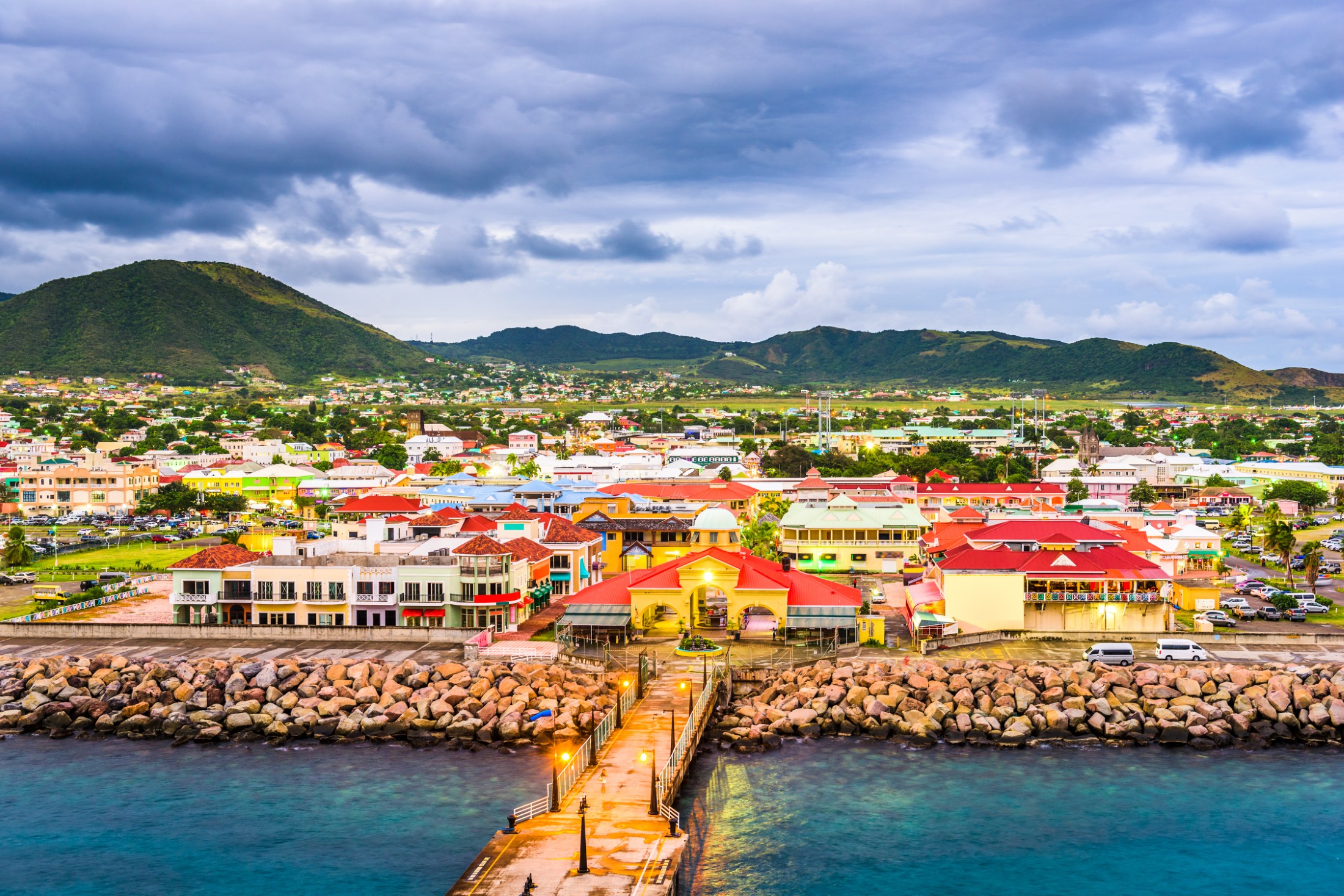 Basseterre, St. Kitts i Nevis panoramę miasta w porcie.