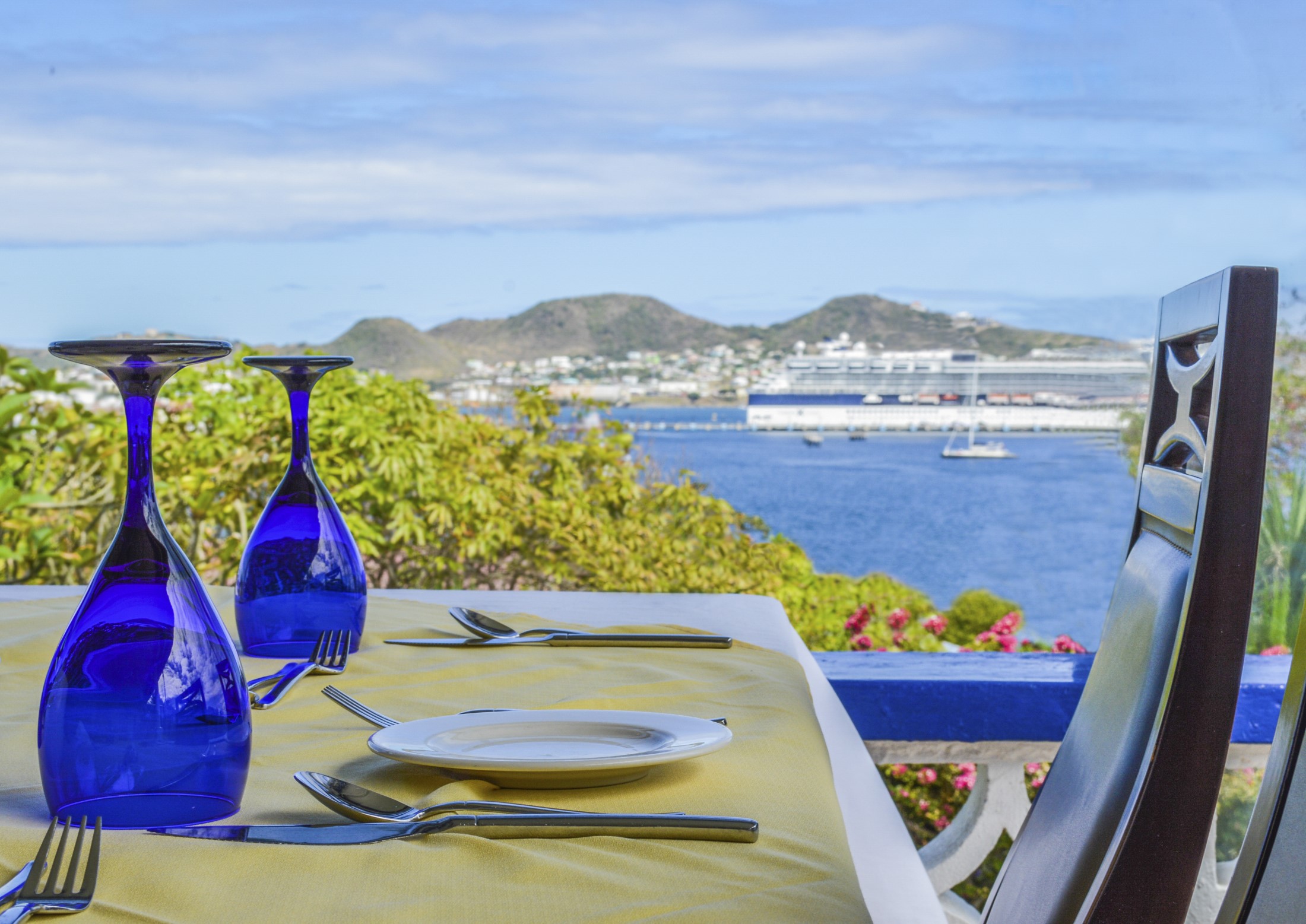 zbliżenie na stół w restauracji w St-Kitts i Nevis, patrząc na port
