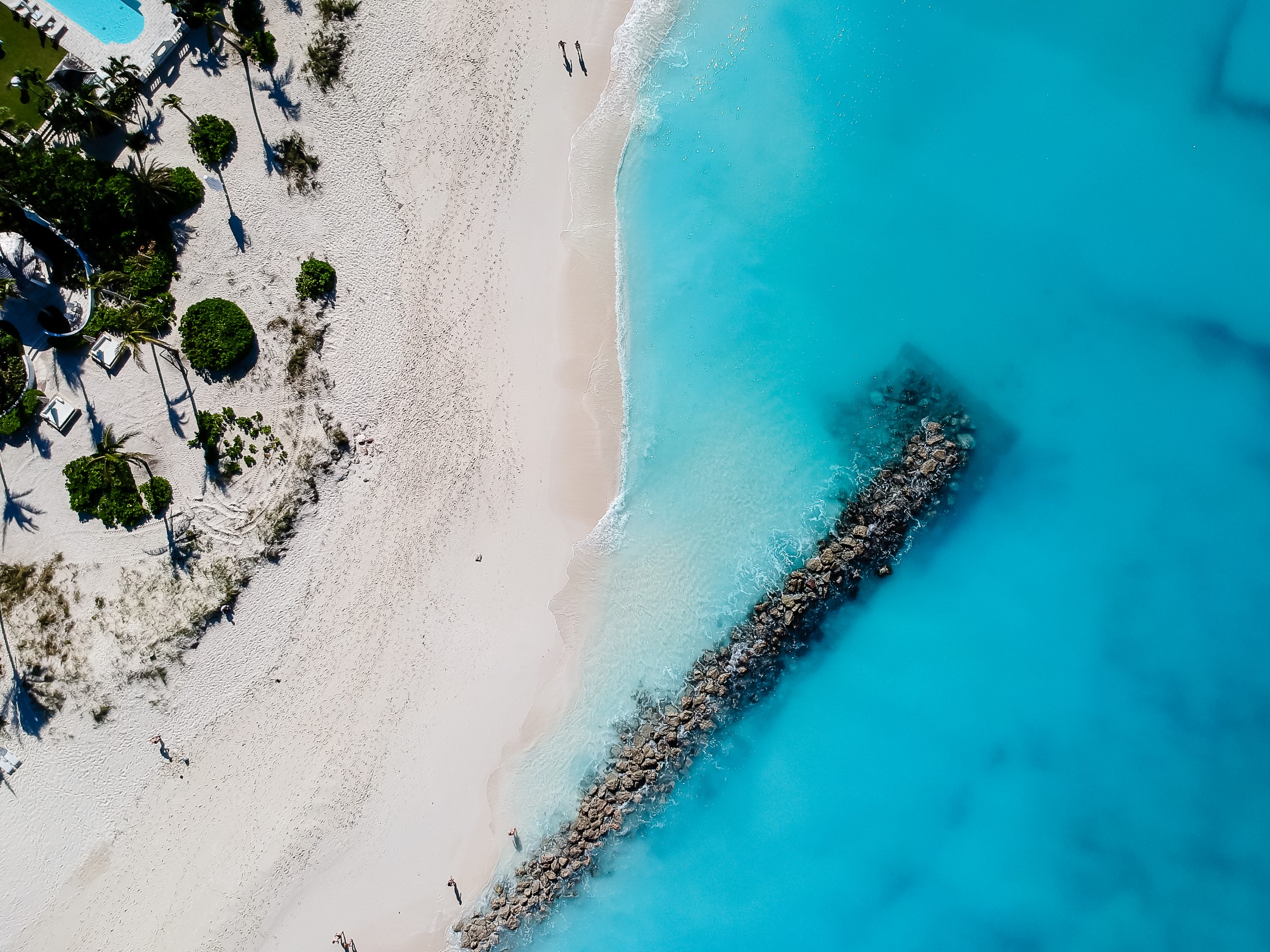 Zdjęcie z drona molo na plaży w Grace Bay, Providenciales, Turks
