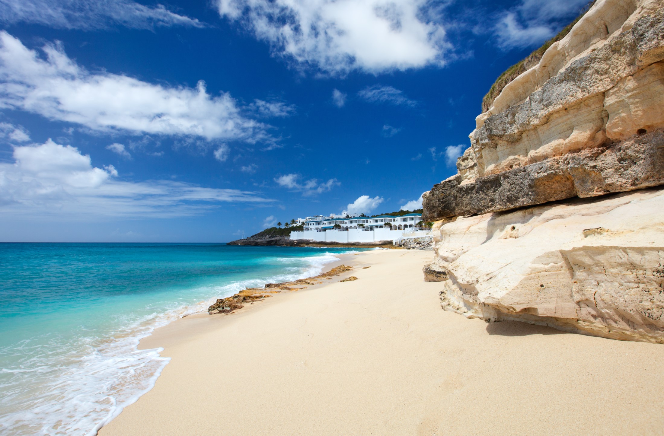 Klify z piaskowca w pięknej plaży Cupecoy na Sint Maarten/St Martin