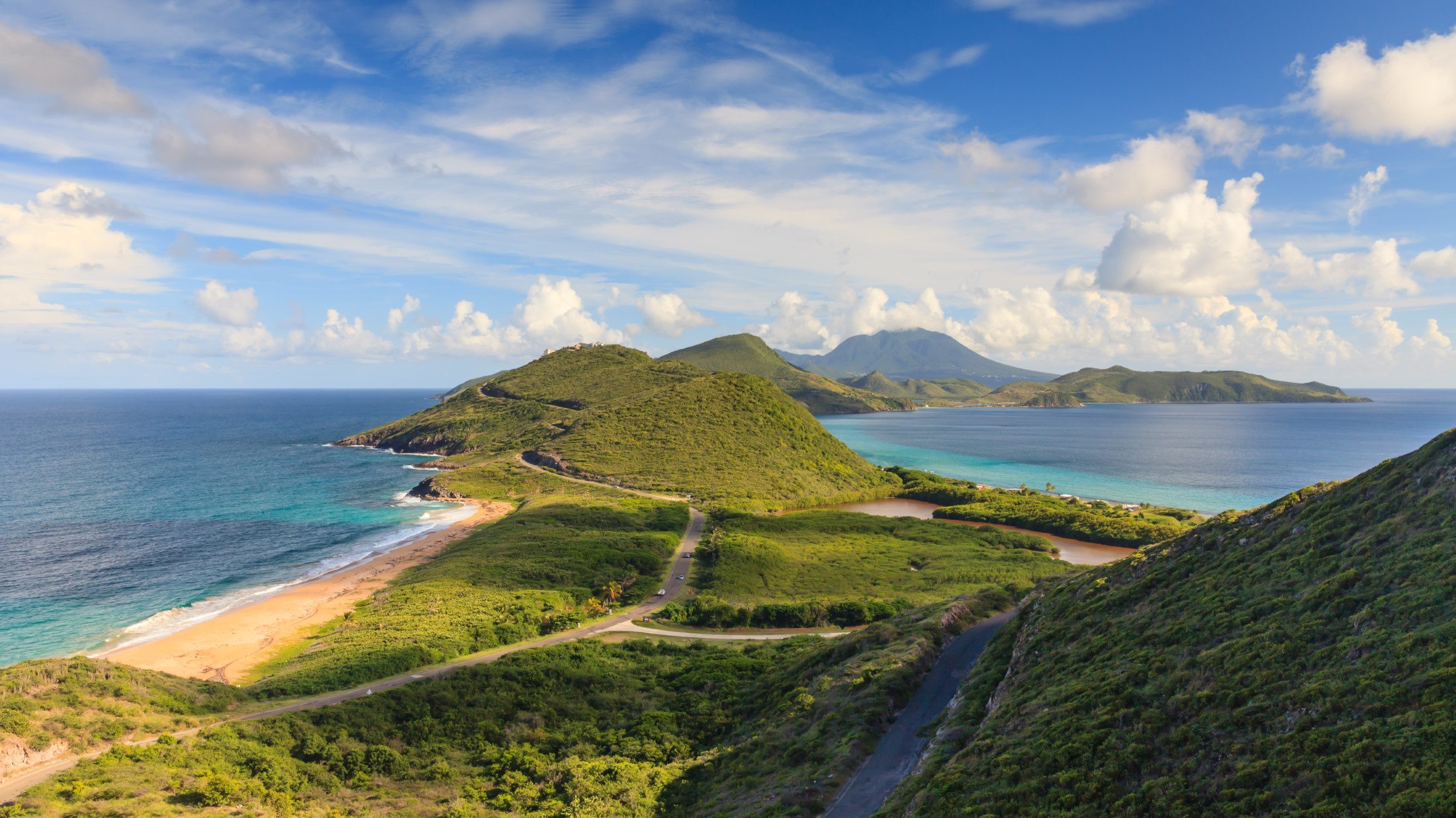 Panorama St Kitts. Panoramiczny widok na wyspy West Indian St Kitts. Po lewej stronie znajduje się Ocean Atlantycki, po prawej jest Ocean Karaibski, aw tle znajduje się wyspa Nevis.