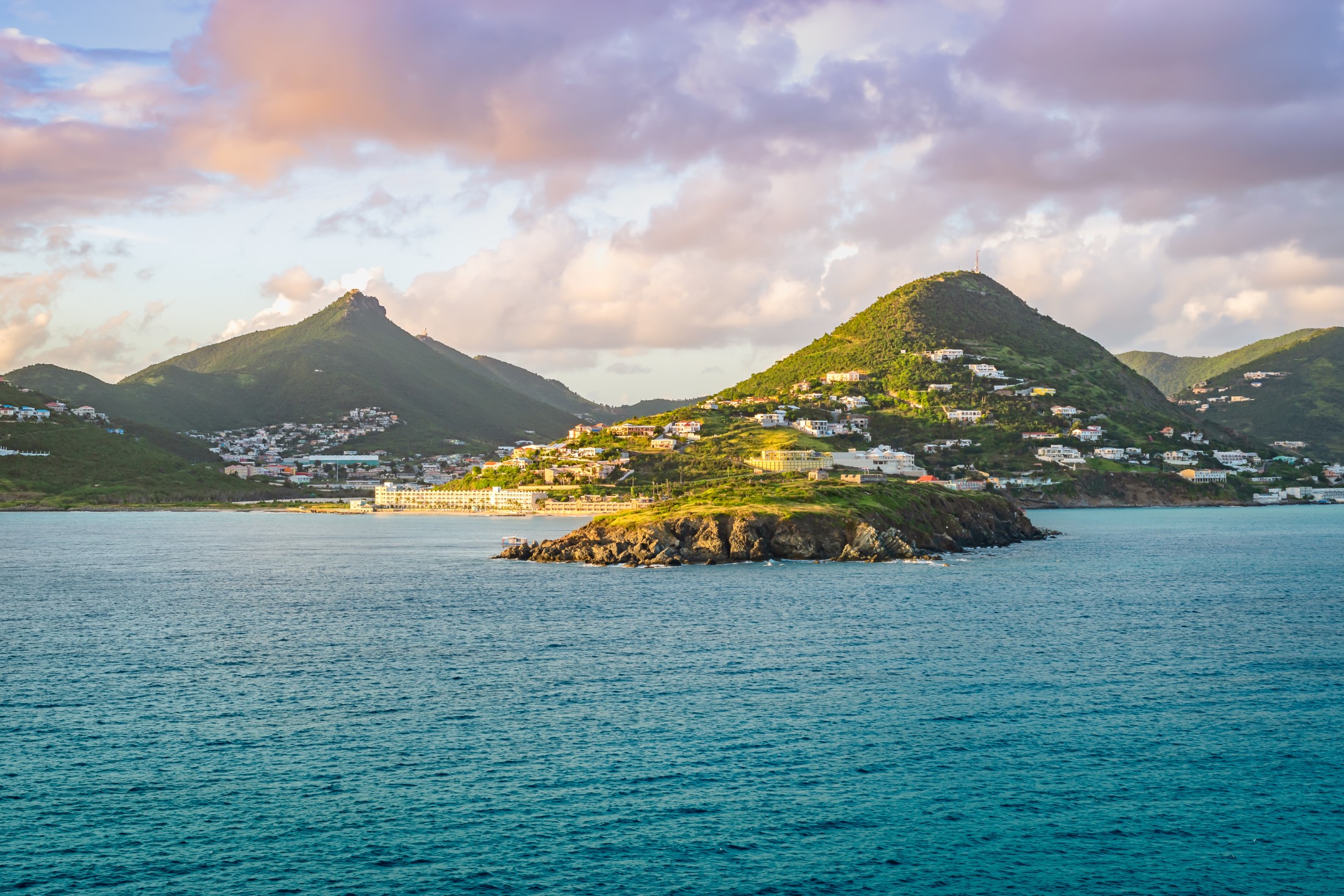 Philipsburg, Saint Maarten. Krajobraz morski i górski o zachodzie słońca.
