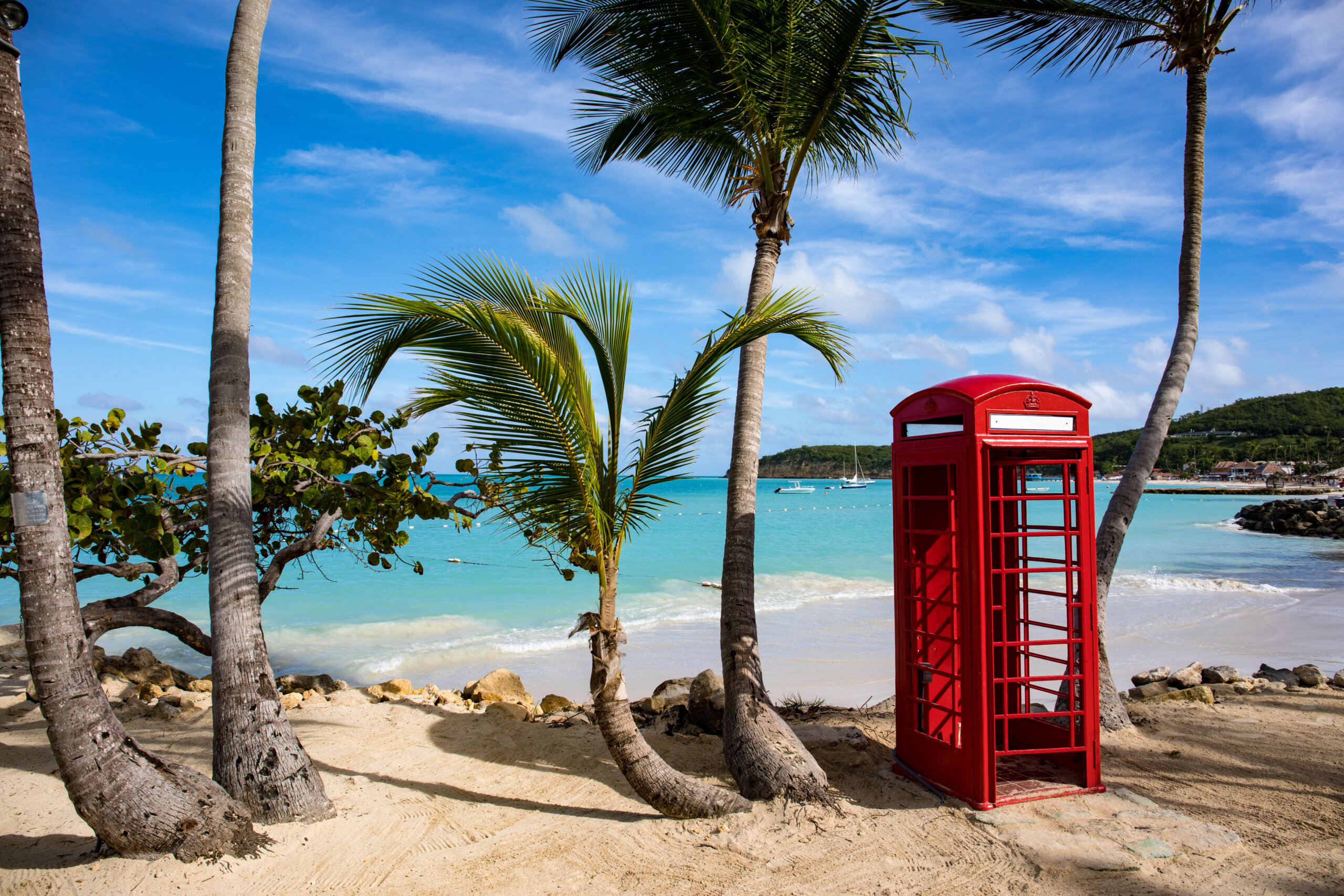 Budka telefoniczna w zatoce Dickenson na Antigui na Karaibach