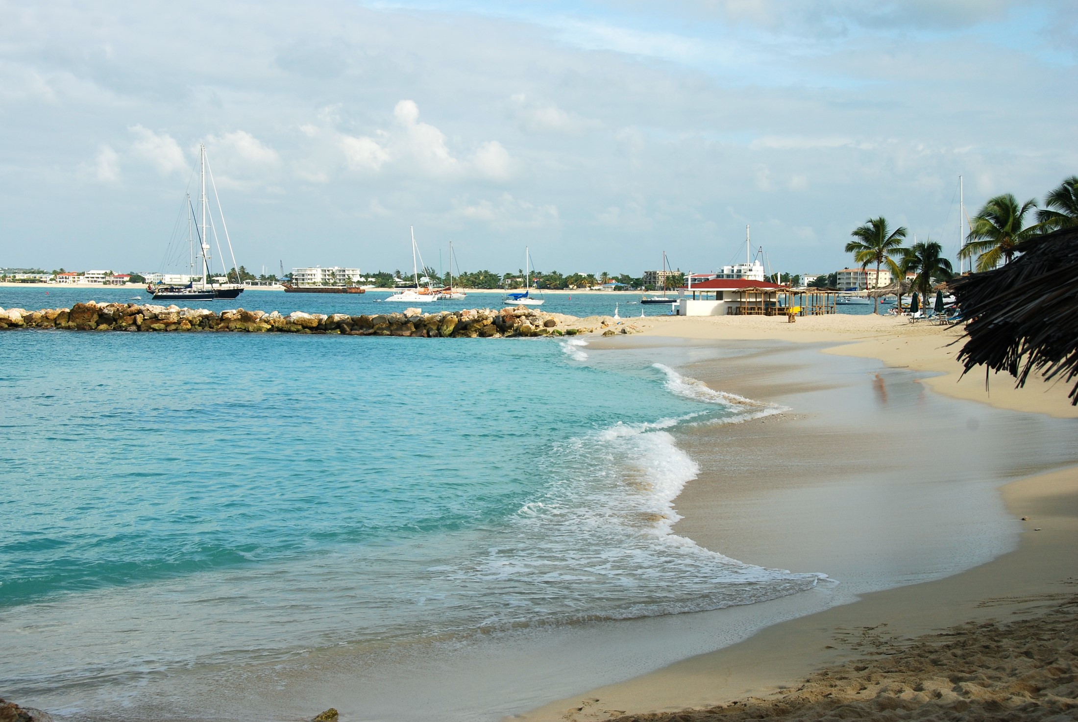 Tropikalna plaża Simpson Bay w St Maarten