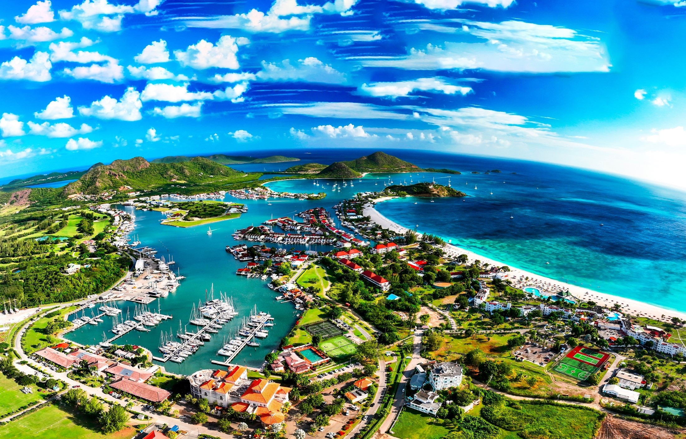 Krajobraz wybrzeża wyspy Antigua na Morzu Karaibskim