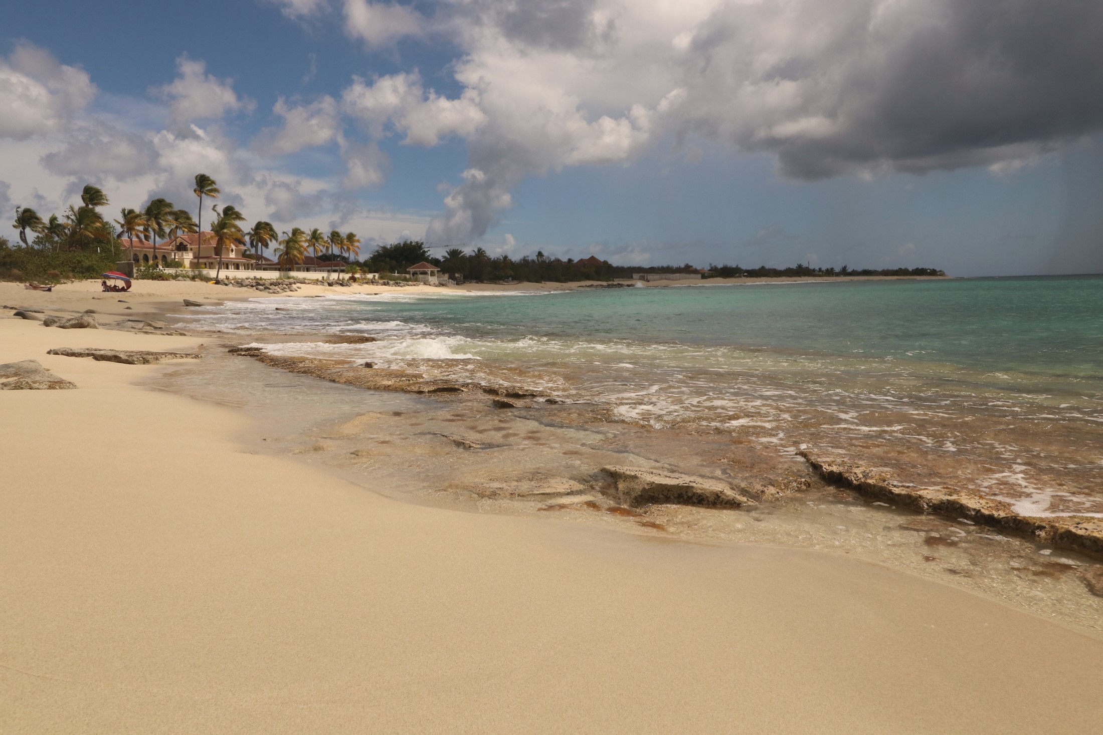 tropikalna plaża w Plum Bay na francuskiej wyspie Karaibów Saint Martin